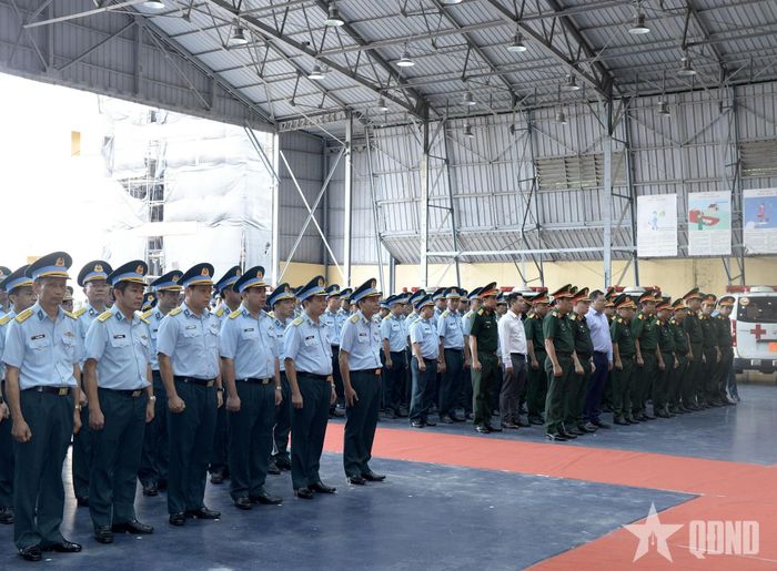 Các đại biểu dự buổi lễ bàn giao.