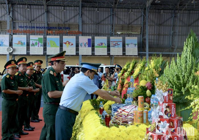 Các đại biểu dâng hương tại buổi lễ.