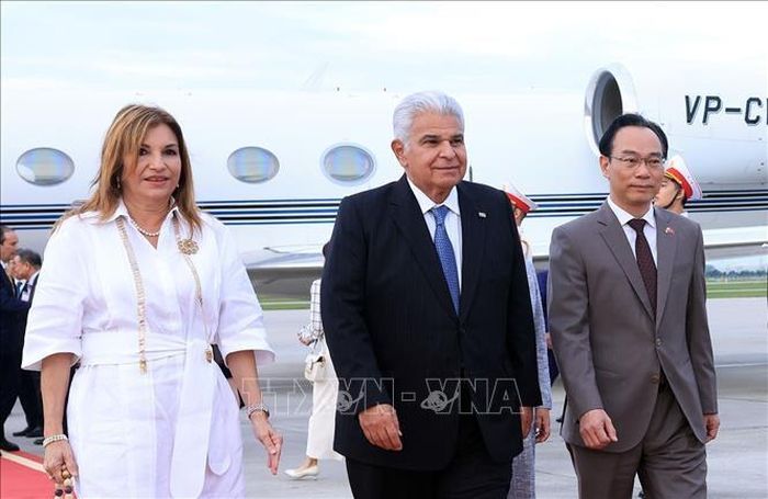  Tổng thống nước Cộng hòa Panama José Raúl Mulino và phu nhân tới sân bay quốc tế Nội Bài. Ảnh: TTXVN 
