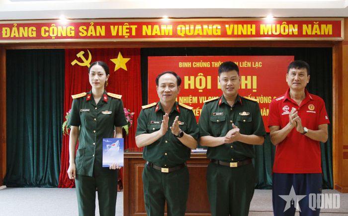  Đại tá Vũ Ngọc Khương tặng quà CLB bóng chuyền nữ Binh chủng Thông tin - Binh đoàn 19.  