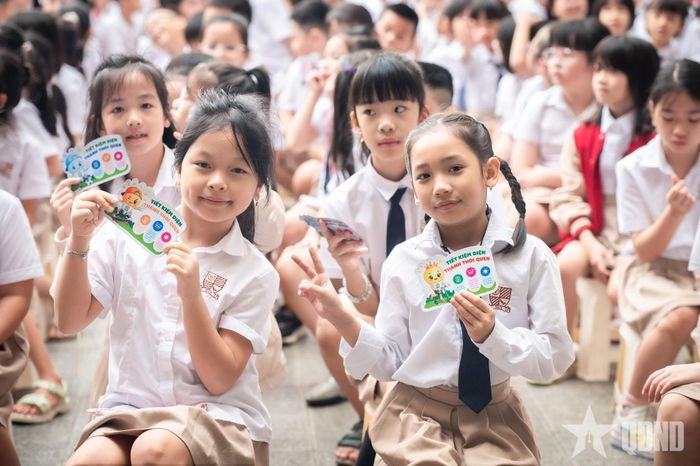 Học sinh Trường Tiểu học Nguyễn Viết Xuân hào hứng tham gia các phần thi tuyên truyền kiến thức sử dụng năng lượng an toàn, tiết kiệm và hiệu quả. 