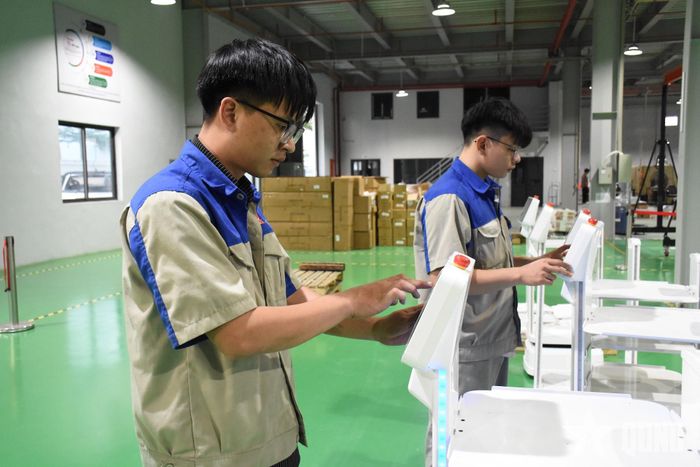  Hoạt động thử nghiệm sản xuất tại Công ty Cổ phần RTC Technology Việt Nam. Ảnh: HOÀNG CHUNG