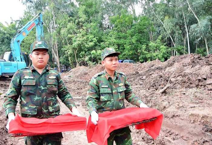 Lực lượng chức năng thực hiện nhiệm vụ tìm kiếm, quy tập hài cốt liệt sĩ trong ngày 5-10. 