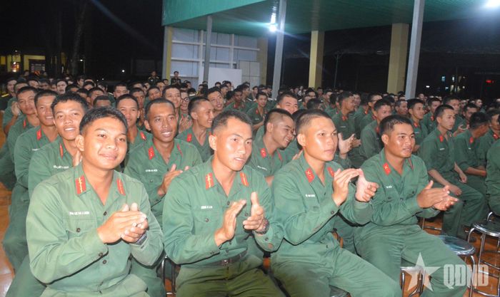  Niềm vui của cán bộ, chiến sĩ tham dự chương trình.  