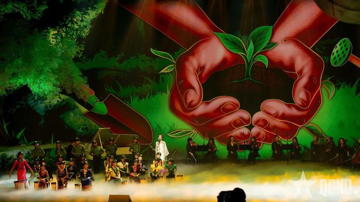 Tiết mục nghệ thuật tại chương trình. Ảnh: THẮNG HIẾU