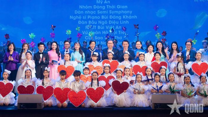 Chủ tịch Quốc hội Trần Thanh Mẫn cùng các đại biểu và các nghệ sĩ tham gia chương trình.
