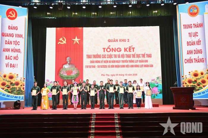 Lãnh đạo Quân khu 2 trao thưởng tặng các tác giả, đại diện nhóm tác giả, các đoàn vận động viên có thành tích xuất sắc. 