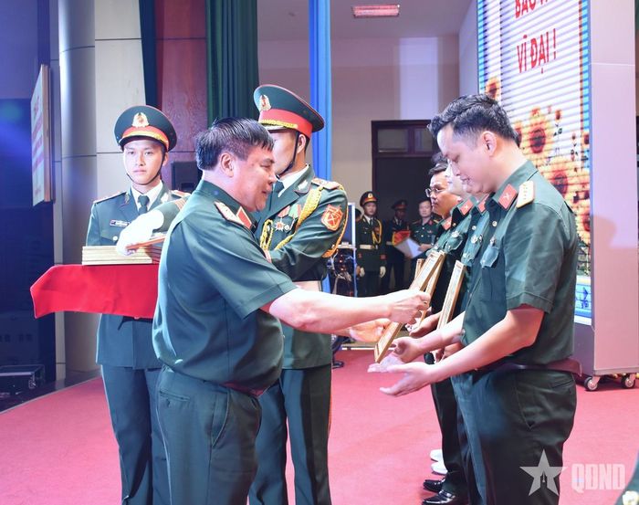 Trung tướng Phạm Đức Duyên trao thưởng tặng các tác giả, đại diện nhóm tác giả đoạt giải nhất trong 3 cuộc thi.