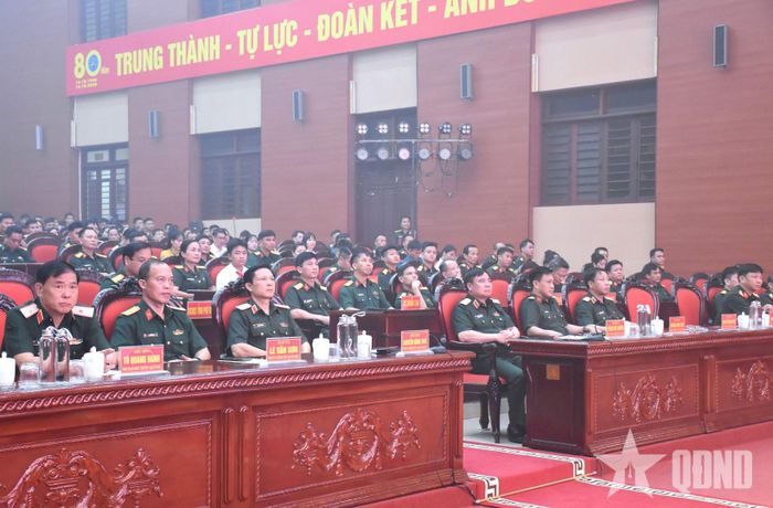 Các đại biểu dự tổng kết, trao thưởng.
