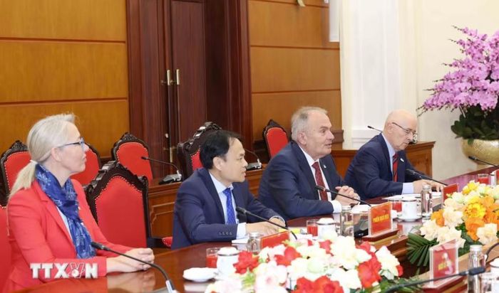 Đoàn đại biểu Đảng Công nhân Hungary tại buổi tiếp. Ảnh: TTXVN 
