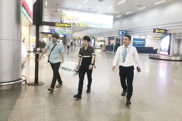  Sau khi đến sân bay Đà nẵng, đoàn được nhân viên Vietnam Airlines hỗ trợ đón dẫn nhanh chóng. Ảnh: VNA cung cấp 