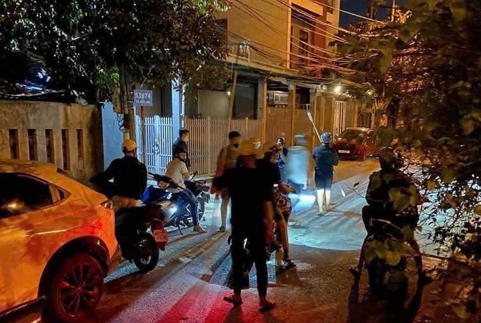Hình ảnh các đối tượng mang hung khí, tụ tập trong đêm khuya.
