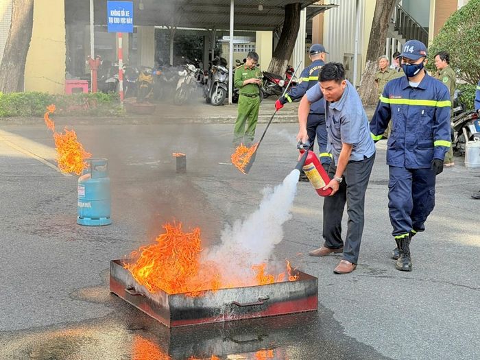 Đội Chữa cháy và CNCH khu vực 4 hướng dẫn chữa cháy cho lực lượng an ninh trật tự tại cơ sở.