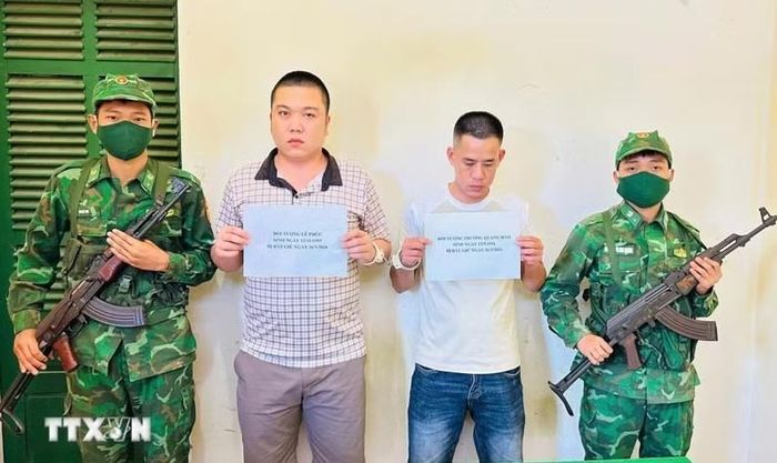 Hai đối tượng Lê Phúc và Trương Quang Hào bị bắt về hành vi: “Tổ chức cho người khác xuất cảnh Việt Nam trái phép”. Ảnh: TTXVN
