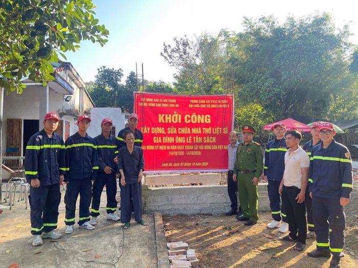 Các đại biểu chụp hình lưu niệm tại lễ khởi công.
