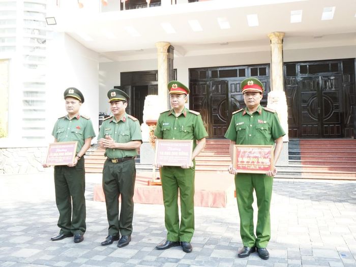 Lãnh đạo Công an thành phố trao thưởng cho các tập thể, cá nhân