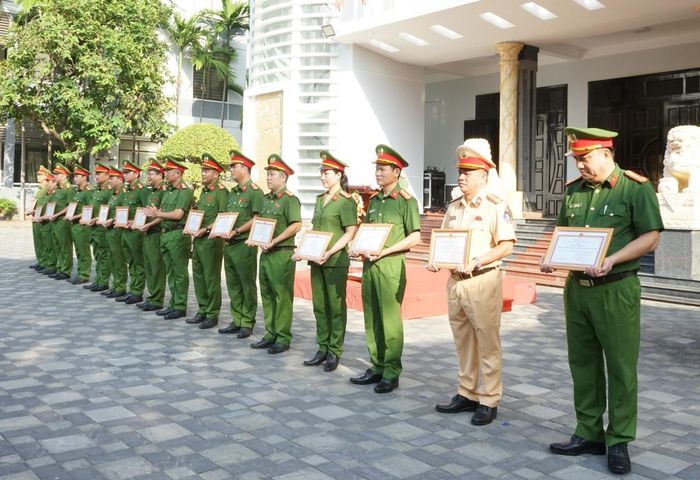 Lãnh đạo Công an thành phố trao thưởng cho các tập thể, cá nhân