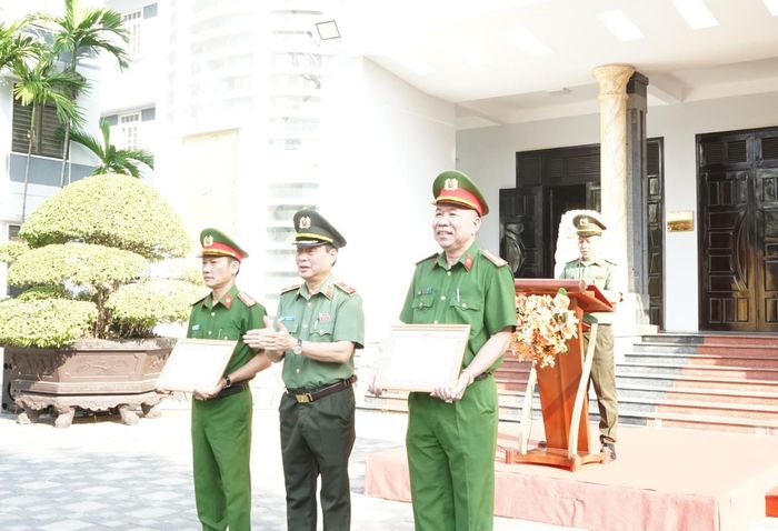 Thiếu tướng Nguyễn Hữu Hợp, Giám đốc Công an thành phố trao thưởng cho các tập thể