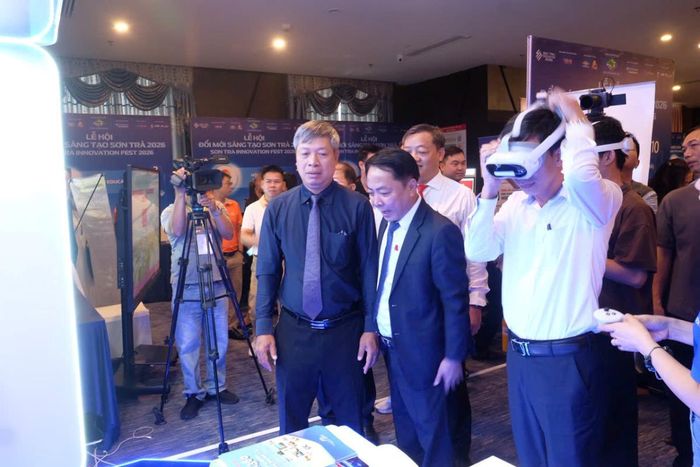 Ông Hồ Quang Bửu cùng các đại biểu tham quan các gian hàng tại lễ hội SIF 2026.