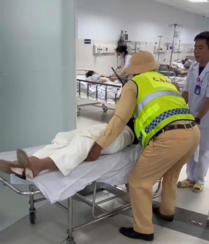 CSGT đưa chị T. đến bệnh viện
