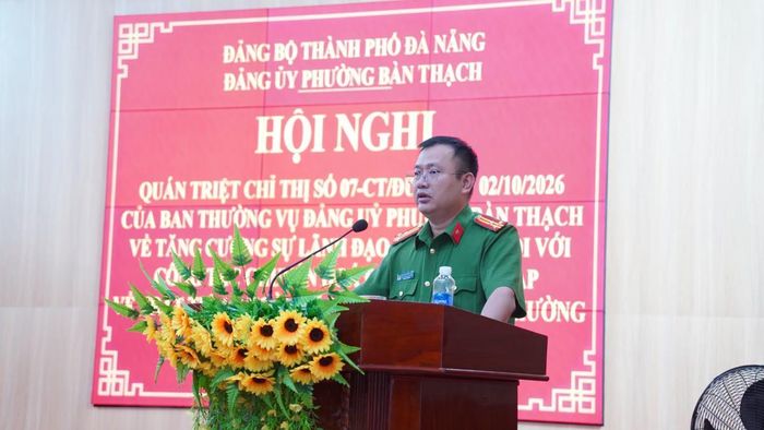 Thượng tá Nguyễn Công Nhất - Trưởng Công an phường quán triệt những nội dung trọng tâm của Chỉ thị.