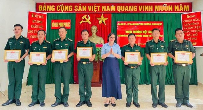 Chủ tịch UBND phường Thanh Khê Trần Tường Vân trao khen thưởng cho tập thể và 7 cá nhân thuộc Đồn Biên phòng Phú Lộc.
