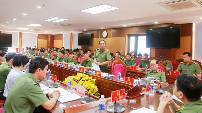 Đại tá Nguyễn Xuân Hoàng báo cáo tại hội nghị
