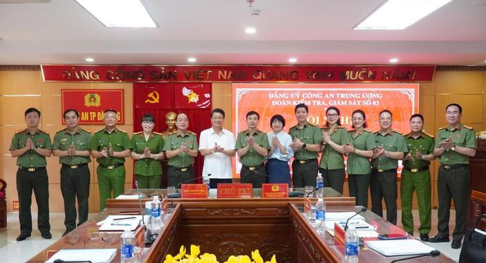 Các đại biểu chụp ảnh lưu niệm