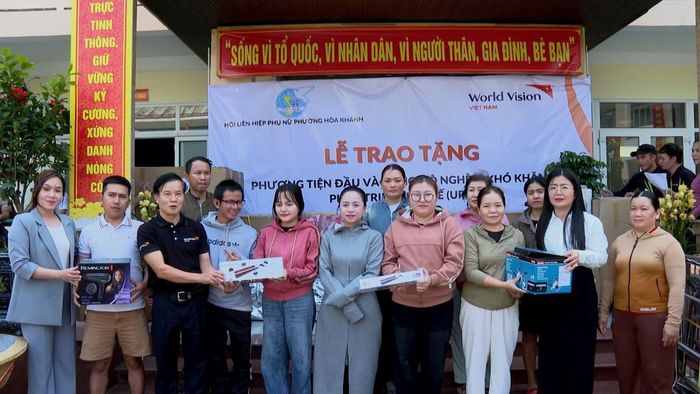 Trao hỗ trợ phương tiện đầu vào cho hộ nghèo, khó khăn.