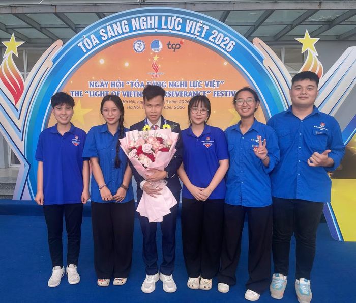 Trần Văn Dũng (thứ ba, từ trái sang) cùng các bạn trẻ tại Ngày hội “Tỏa sáng nghị lực Việt” 2026.
