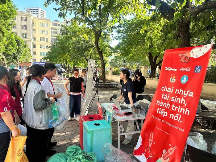 Học sinh, sinh viên ULIS tham gia chiến dịch “Chai nhựa tái sinh, hành trình tiếp nối” năm 2026.