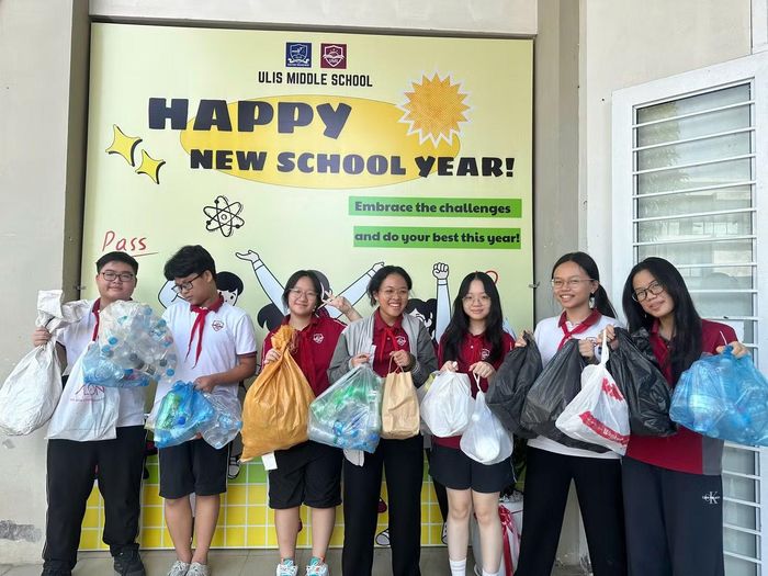 Bảo vệ môi trường trở thành một hành động gần gũi trong đời sống học sinh, sinh viên. Trong ảnh là các học sinh Trường THCS Chuyên Ngoại ngữ, thuộc Ulis.