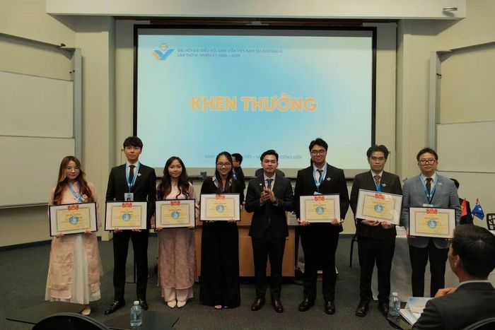 Khen thưởng tập thể và cá nhân có đóng góp trong công tác Hội và phong trào sinh viên Việt Nam tại Australia.
