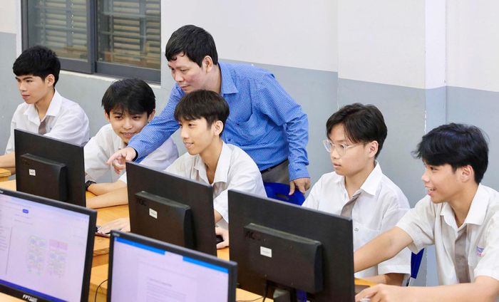  Giáo viên Trường THPT chuyên Lê Hồng Phong (TPHCM) hướng dẫn học sinh ứng dụng AI vào nghiên cứu khoa học. Ảnh: Hoàng Triều 