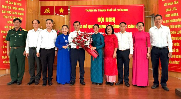 Tập thể Ban Thường vụ Đảng ủy phường Thạnh Mỹ Tây tặng hoa chúc mừng đồng chí Tạ Quốc Trung. Ảnh: THÁI PHƯƠNG