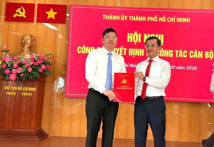 Đồng chí Hoàng Nguyên Dinh trao quyết định đến đồng chí Tạ Quốc Trung. Ảnh: THÁI PHƯƠNG