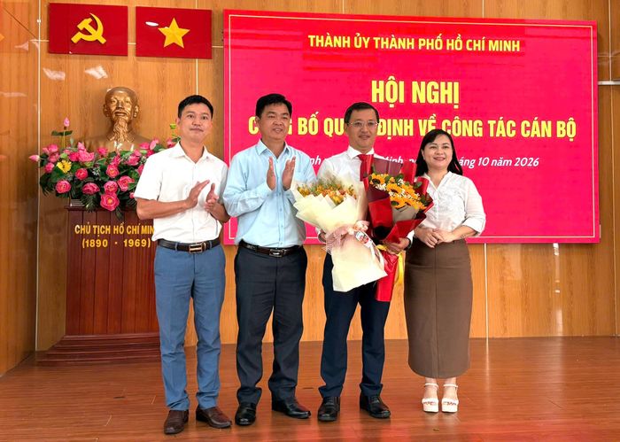 Đồng chí Lê Văn Minh và các đồng chí Ban Tuyên giáo Thành ủy TPHCM tặng hoa chúc mừng đồng chí Tạ Quốc Trung. Ảnh: THÁI PHƯƠNG