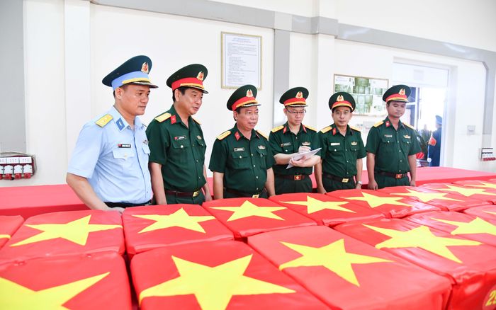  Kiểm tra mẫu sinh phẩm tại phòng bảo quản trước khi vận chuyển 