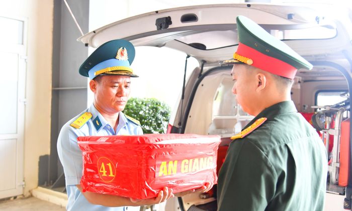  Trung đoàn Không quân 917 tiếp nhận mẫu sinh phẩm từ các địa phương 