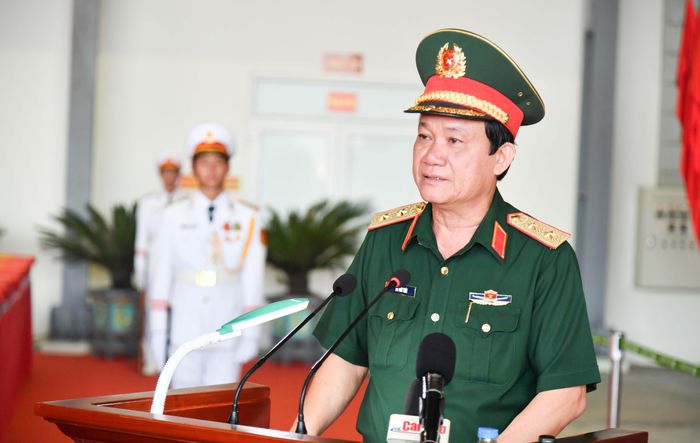  Trung tướng Hồ Văn Thái, Chính ủy Quân khu 9, phát biểu tại buổi vận chuyển 