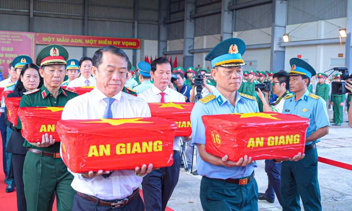  Lãnh đạo các đơn vị đưa mẫu sinh phẩm hài cốt liệt sĩ lên máy bay 