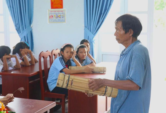  Nghệ nhân Tà Thía Banh đứng lớp truyền dạy 