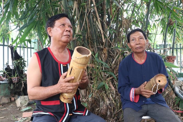  Các nghệ nhân người Raglai chơi đàn Chapi 