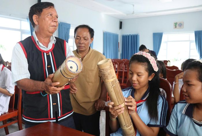  Các nghệ nhân truyền dạy kỹ năng chơi đàn Chapi cho học sinh 
