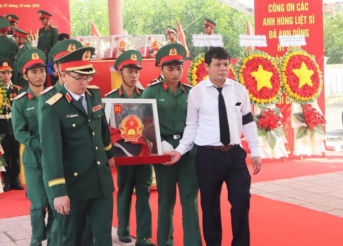  Nghi thức an táng hài cốt liệt sĩ. Ảnh: HỮU PHÁT 