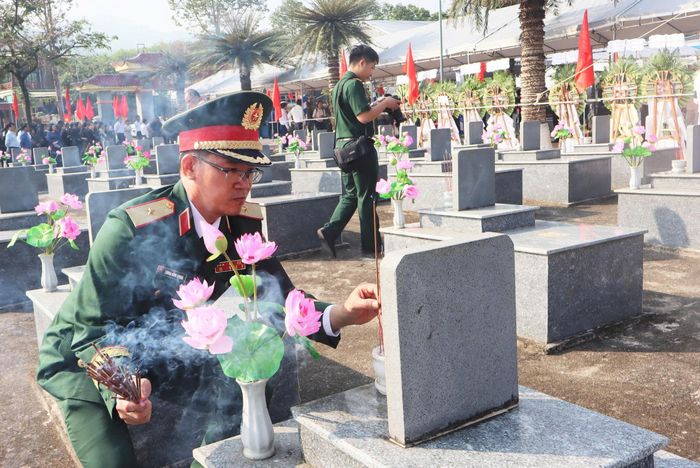  Các đại biểu dâng hương tri ân các anh hùng liệt sĩ. Ảnh: HỮU PHÁT 