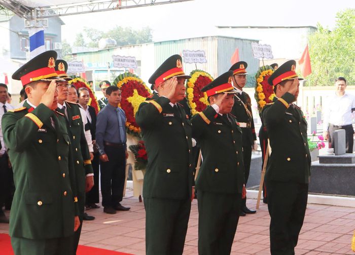  Nghi thức chào, tiễn biệt các liệt sĩ về nơi an nghỉ cuối cùng. Ảnh: HỮU PHÁT 