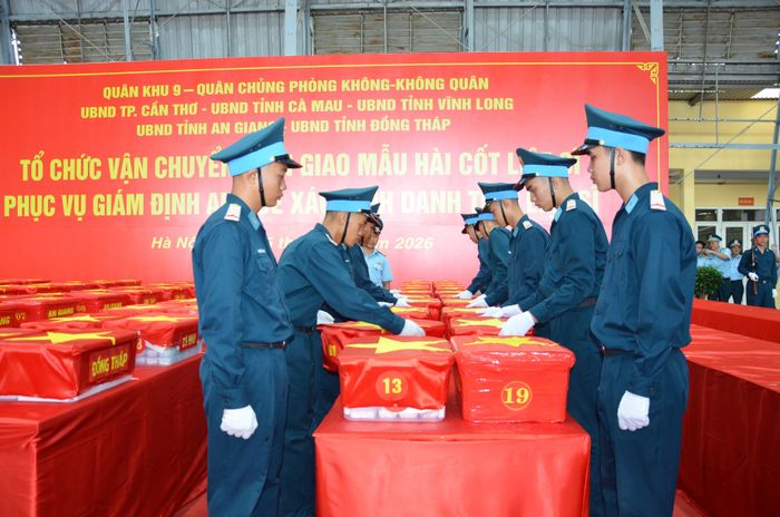  161 thùng chuyên dụng đựng mẫu hài cốt liệt sĩ được xếp đặt trang nghiêm tại khu vực sân bay Gia Lâm. Ảnh: P.S 