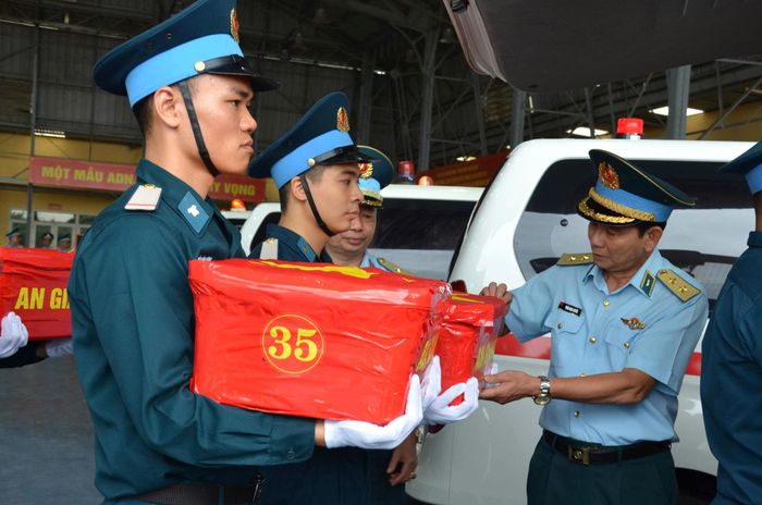  Trung tướng Trần Ngọc Quyến kiểm tra thùng chuyên dụng đựng mẫu hài cốt liệt sĩ trước khi đưa lên xe bàn giao cho Viện Pháp y quân đội. Ảnh: P.S 