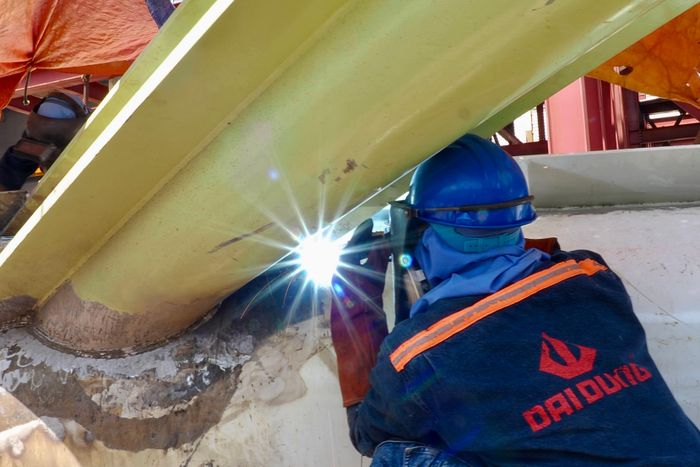  Công nhân thực hiện công đoạn hàn tại vị trí liên kết giữa các cấu kiện của hệ vòm 
